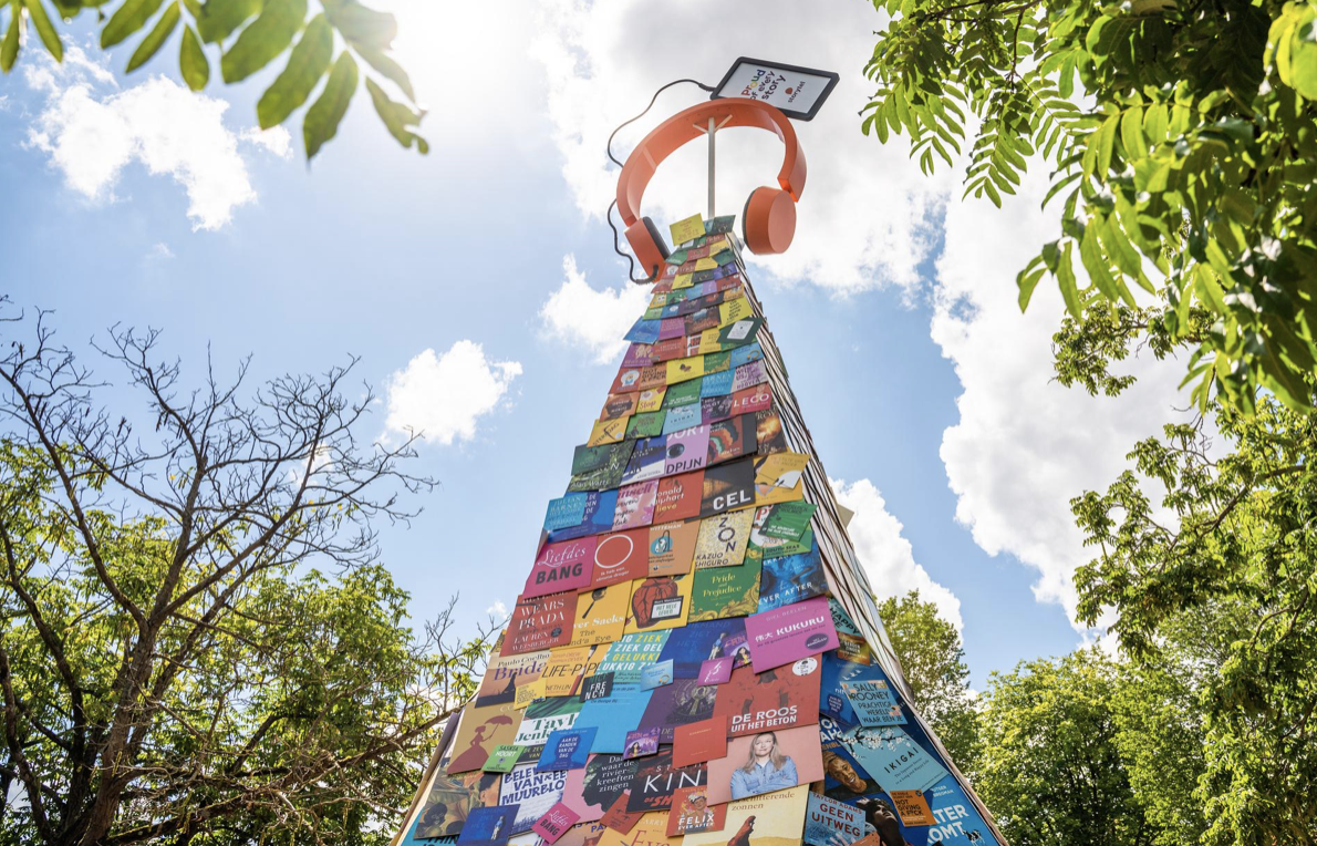 Storytel onthult 10 meter hoog kunstwerk op het Amstelveld ter ere van Pride