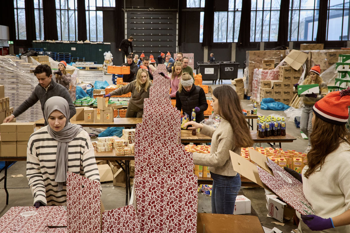 Unilever pakt 43.000 voedselpakketten in voor voedselbank