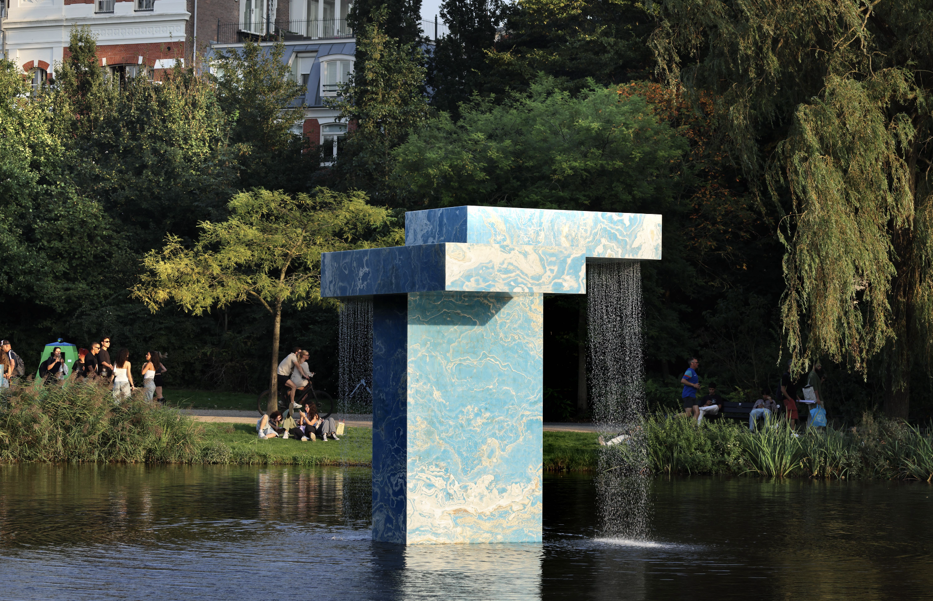 Vondel Fountain onthuld tijdens Amsterdam Fashion Week