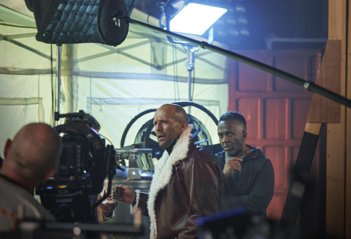 Acteur Jason Statham stunt als kerstman in nieuwe World of Tanks campagne