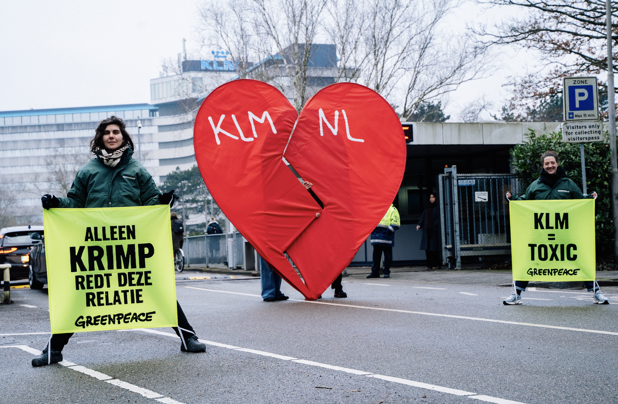 Greenpeace plaatst gebroken hart bij KLM-hoofdkantoor