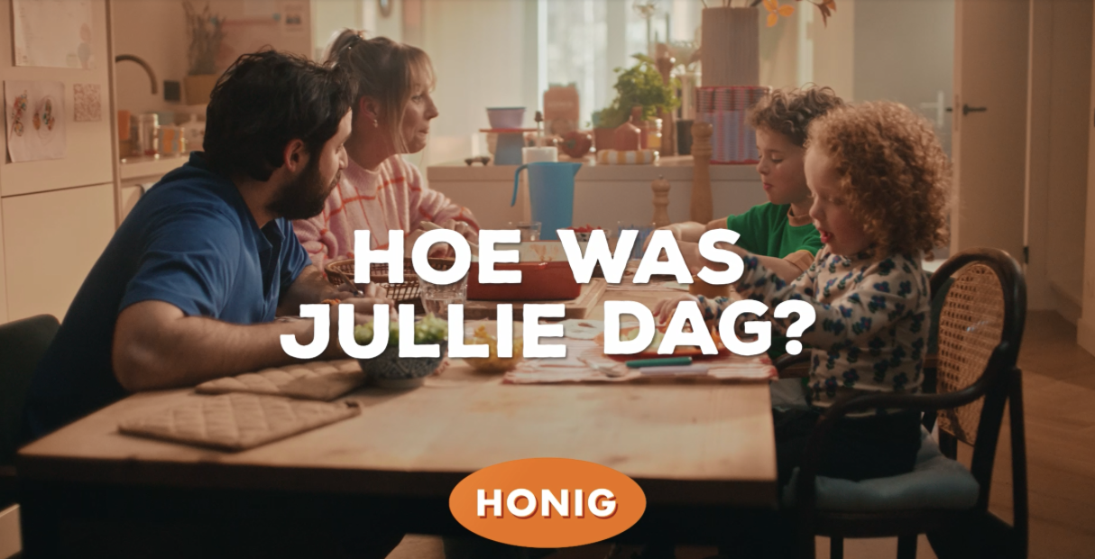 Met ‘Hoe was jullie dag?’ zet Honig het rommelige, gezellige gezinsleven op tafel