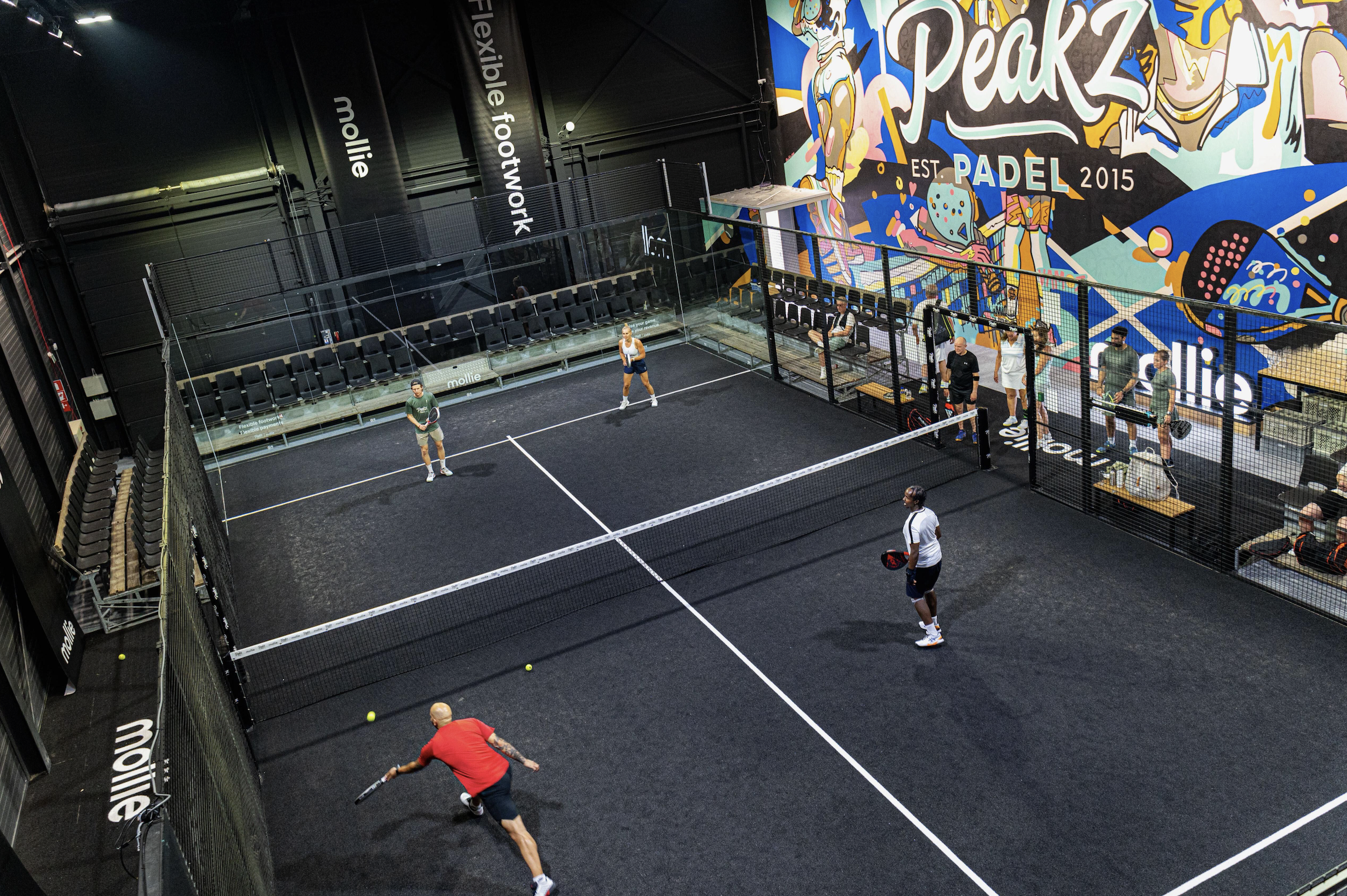 Mollie en Peakz Padel slaan handen ineen voor meer slagkracht op én naast de baan