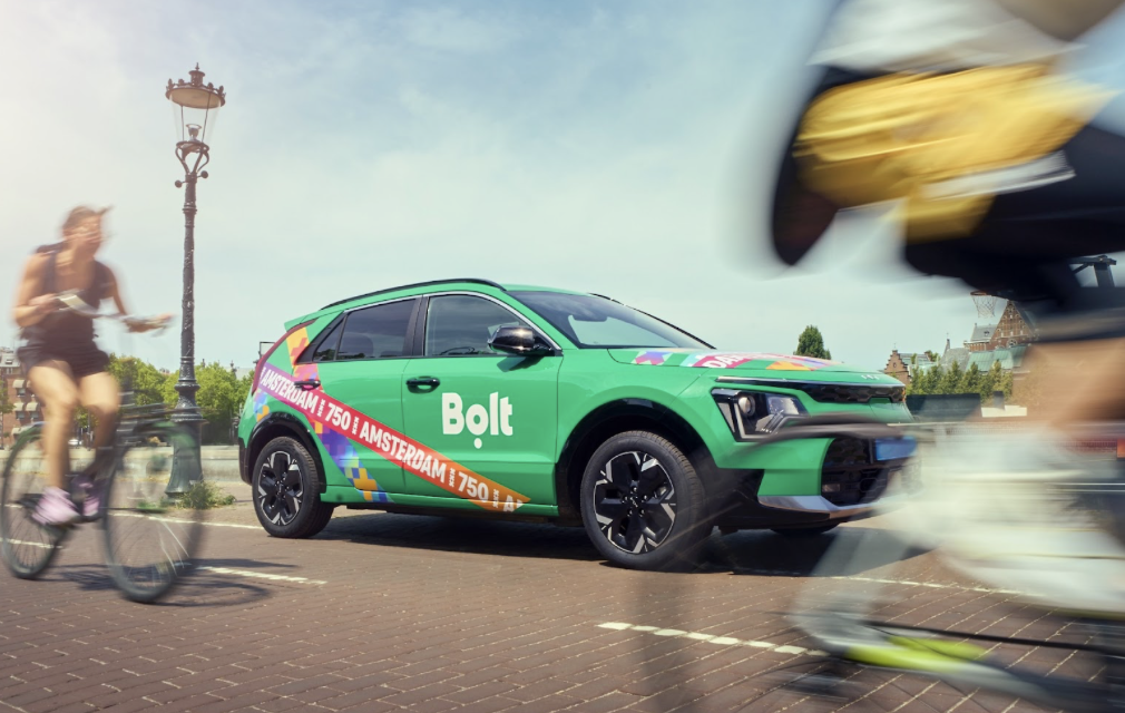 Bolt viert 750 jaar Amsterdam met auto die de ouderen van de stad ondersteunt