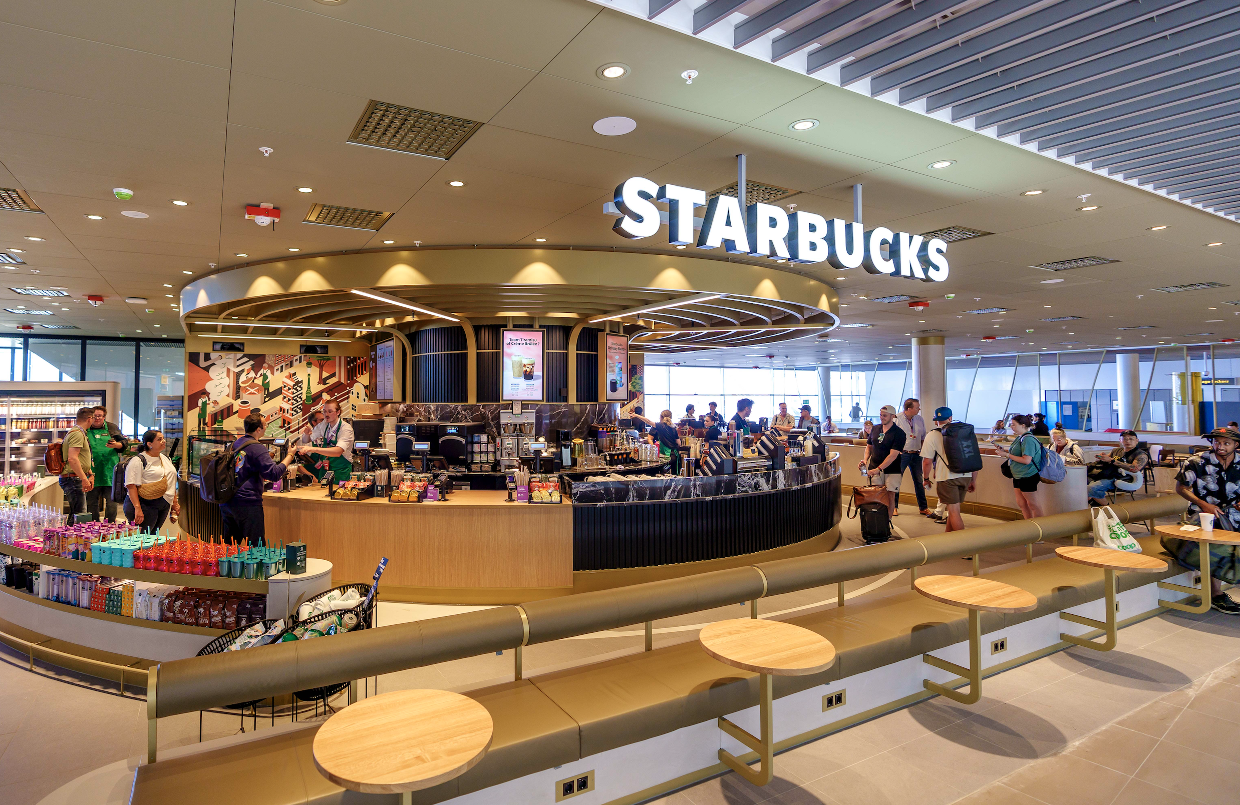 Nieuwe Starbucks-locatie van ruim 500 m² opent op Schiphol