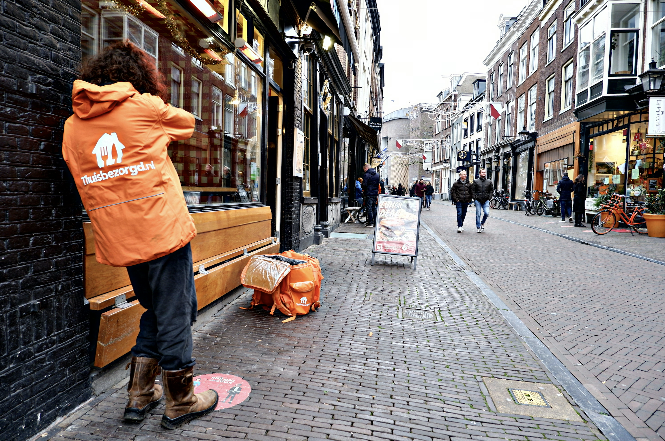 Moederbedrijf Thuisbezorgd boekt lagere verliezen dankzij kostenbesparing