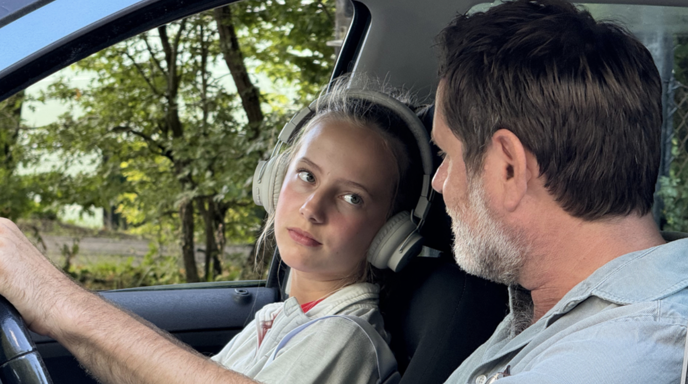 Kinderpostzegels en KPN moedigen ouders aan te praten over eenzaamheid