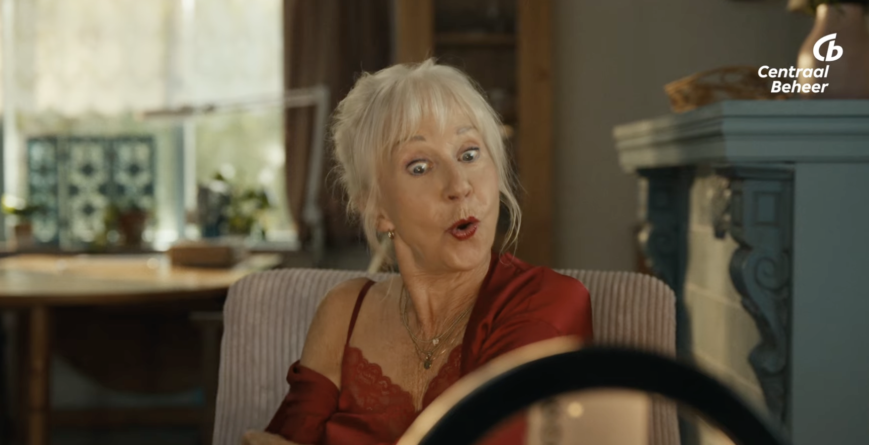 Spicy oma van Centraal Beheer en TBWA stoomt mensen klaar voor pensioen