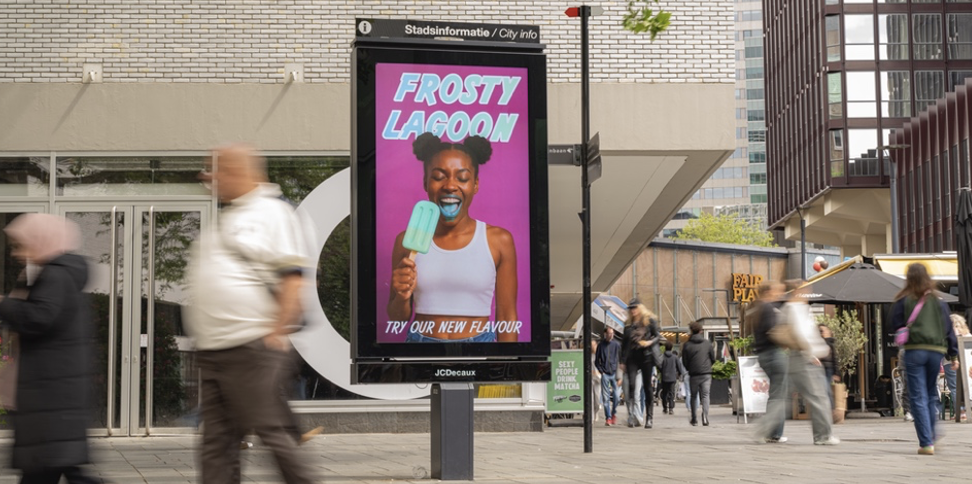 Dentsu: helft voorbijgangers laat oog vallen op OOH-reclame