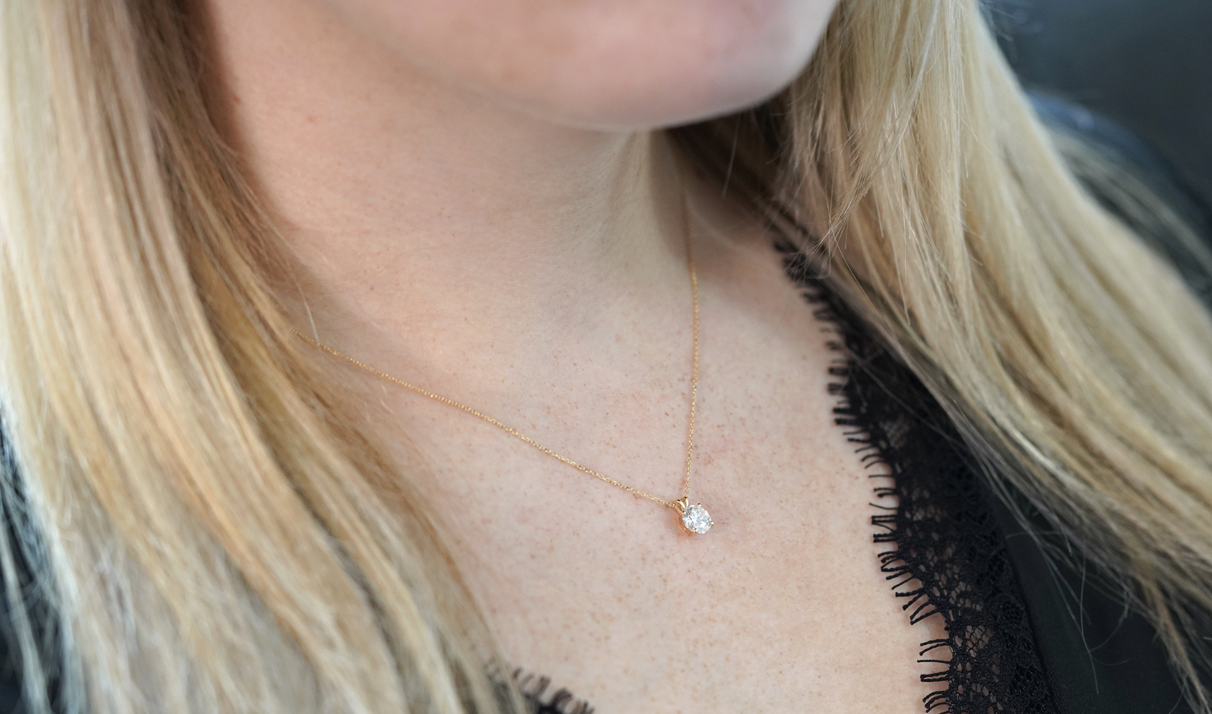 Kruidvat doet het nog eens dunnetjes over: gouden sieraden mèt diamant 