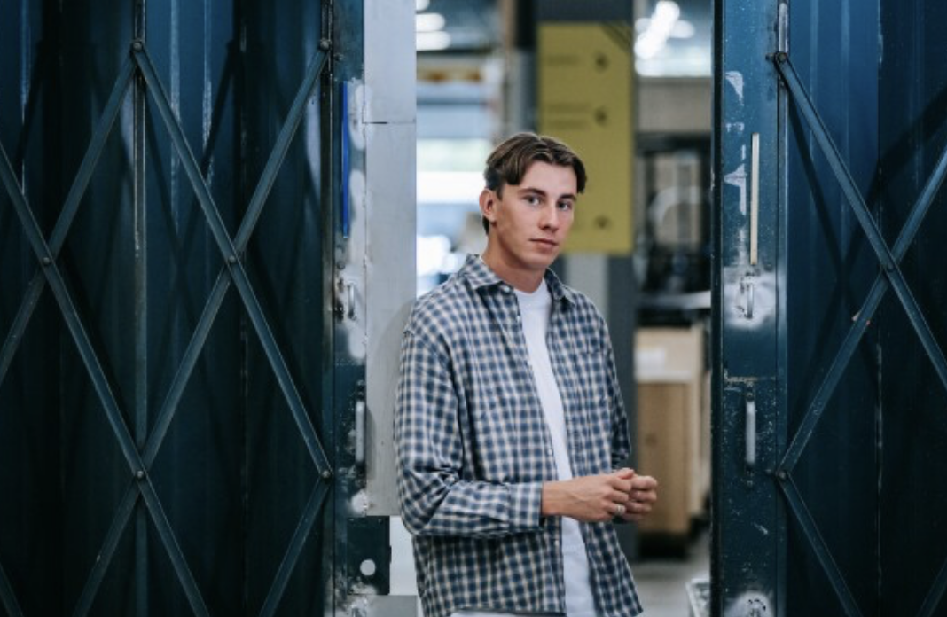 Max Vessies (22) lanceert podcast en theatershow over veranderend medialandschap met innovatie, desinformatie en AI