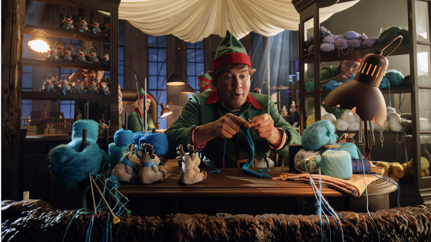 Albert Heijn opent nieuwe kerstwereld met dubbelrol voor supermarktmanager Daan 