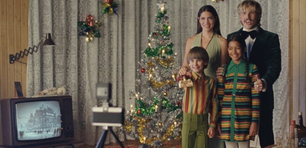 De Bijenkorf belicht 155-jarig bestaan in kerstcommercial