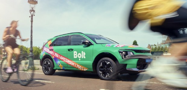 Bolt viert 750 jaar Amsterdam met auto die de ouderen van de stad ondersteunt