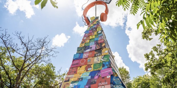Storytel onthult 10 meter hoog kunstwerk op het Amstelveld ter ere van Pride