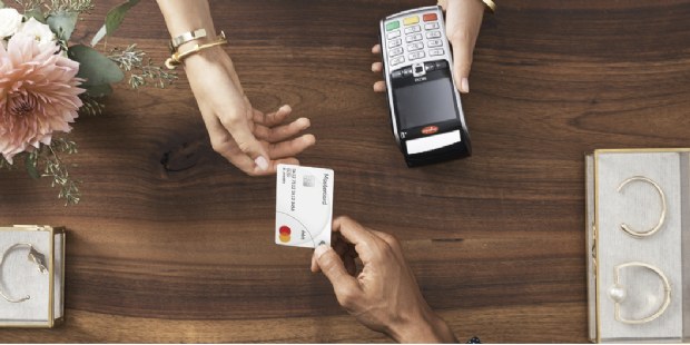 Knab introduceert de nieuwe betaalkaart Debit Mastercard