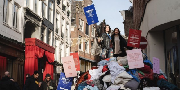 Modeprotest in Kalverstraat: enorme berg afgedankte kleding vraagt aandacht voor verspilling