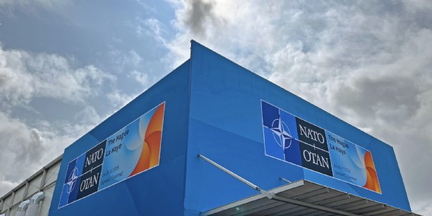 Clarify en Ontwerpwerk ontwerpen merkfamilie voor 4 evenementen van de NAVO-top