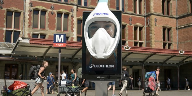 Decathlon viert jubileum van bekende innovaties met zomerse blikvangers op straat