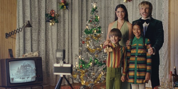 De Bijenkorf belicht 155-jarig bestaan in kerstcommercial